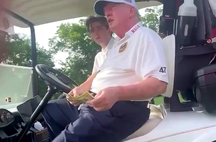 טראמפ על עגלת הגולף