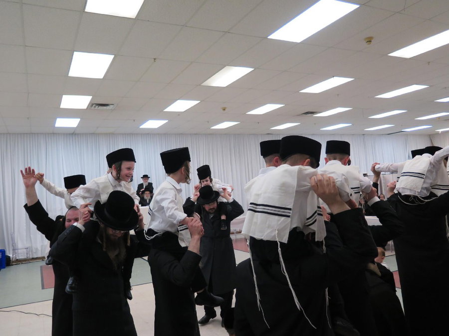 האדמו"ר מפאפא במסיבת חומש עם ילדי החסידות החובשים קסקט