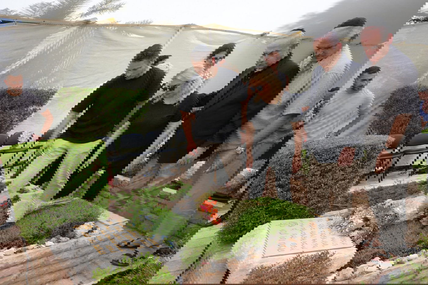 בנימין ועדו נתניהו, עם שרה ואבנר, אמרו קדיש לזכר יוני