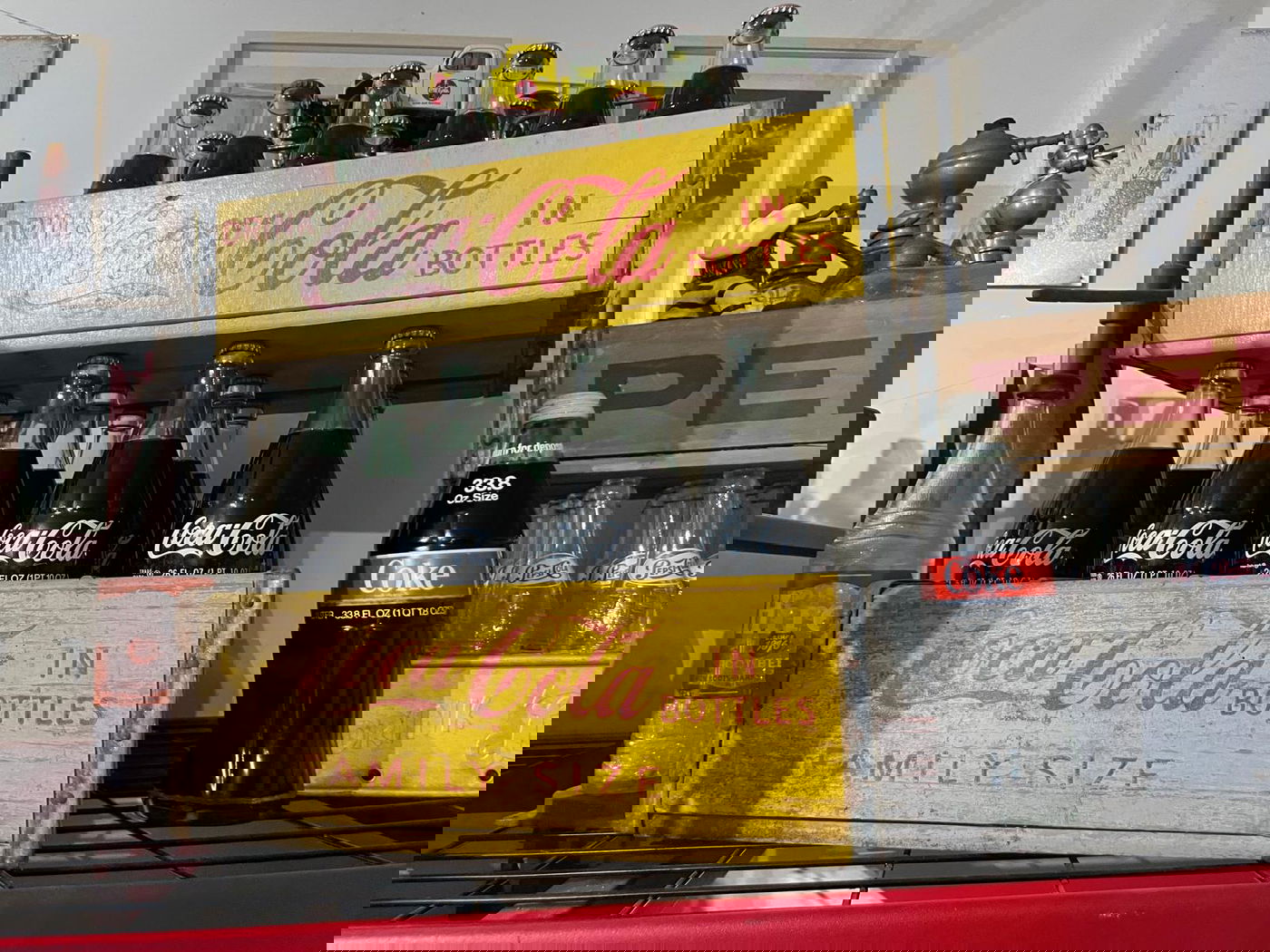 בקבוקי קוקה קולה באוסף של משה, מלאים מהתקופה בו הכילו קוקה. המלצה: לא לשתות