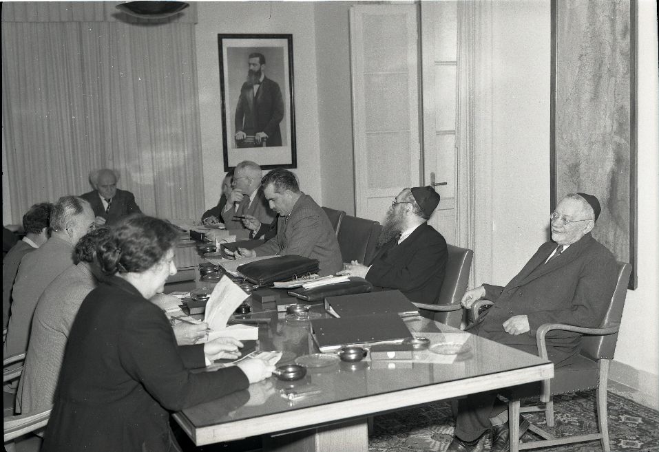 ר' י"מ לוין והרב מימון בישיבה ראשונה של הממשלה הראשונה של מדינת ישראל