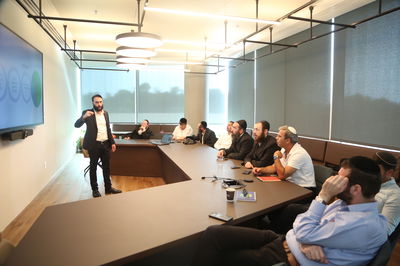 הרצאה שגרתית של מנדי נאבול מבעלי people דיגיטל משרד הפרסום הדיגיטלי 