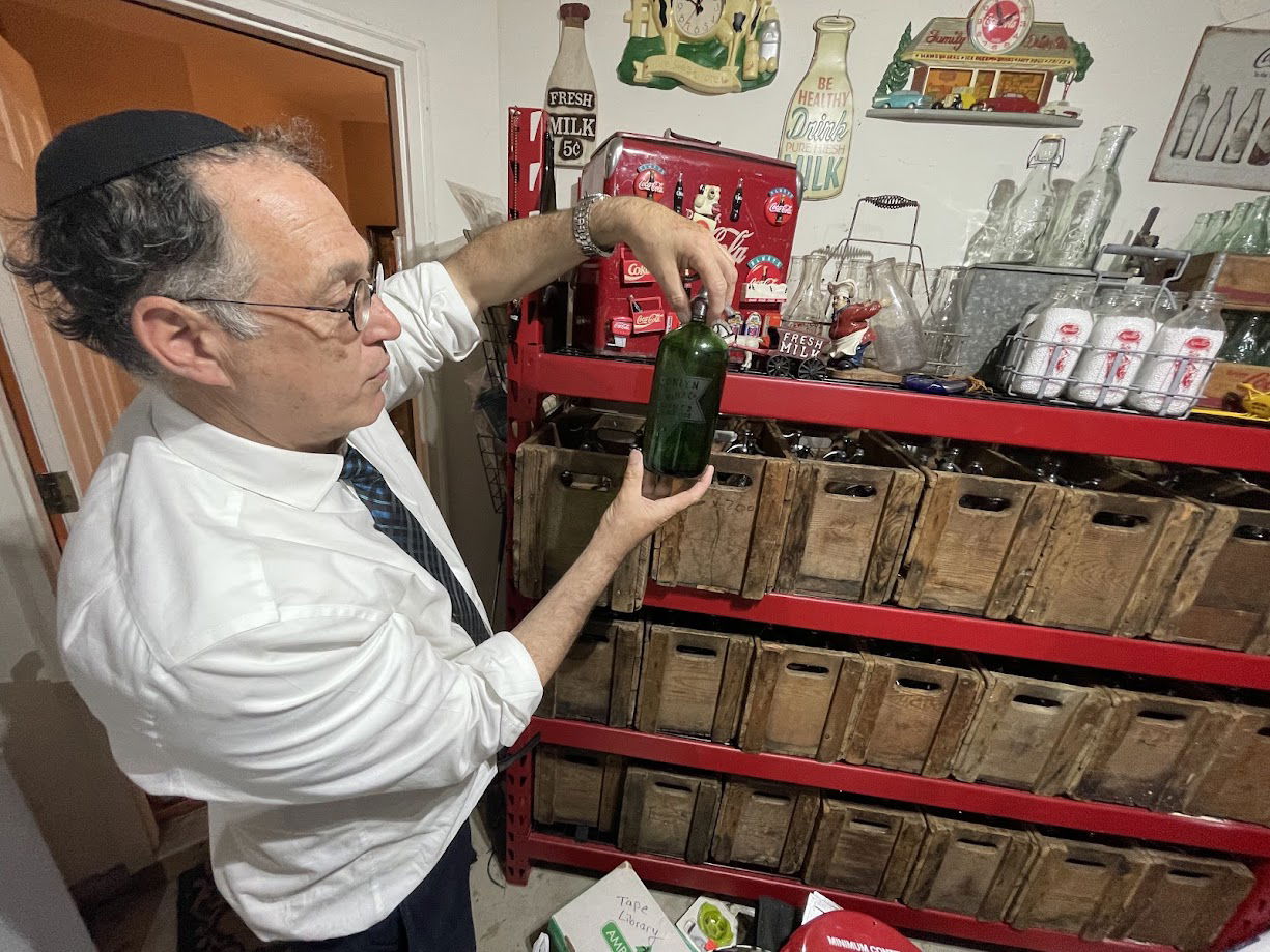 משה מנס מציג חלק מהאוסף