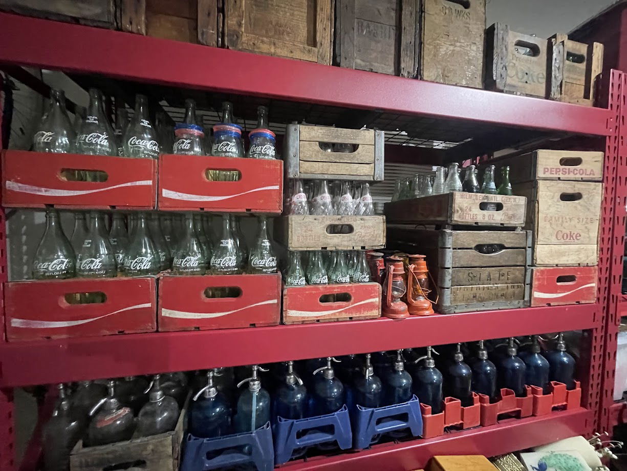 מאות בקבוקים היסטוריים. מתוך האוסף