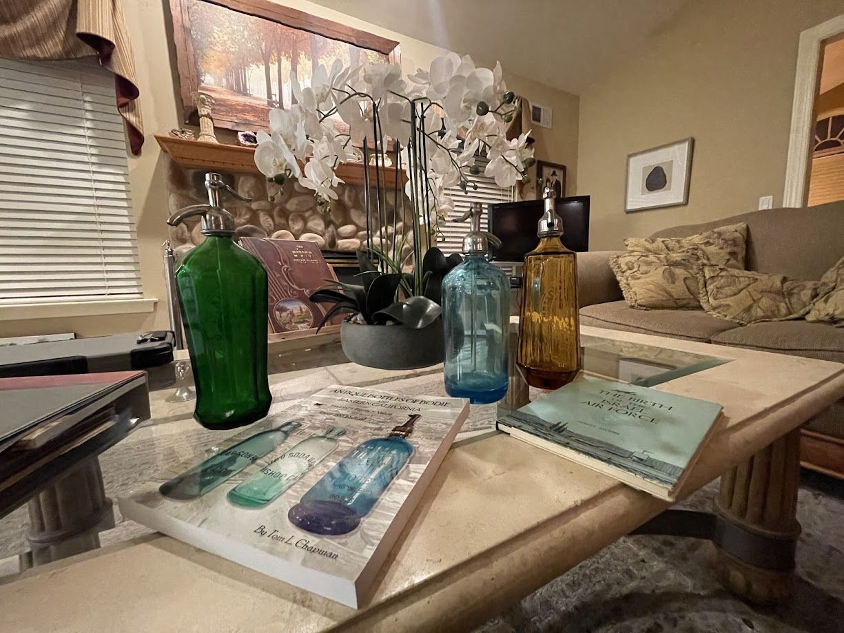 בקבוקים מהאוסף עם ספר אומנות על הבקבוקים