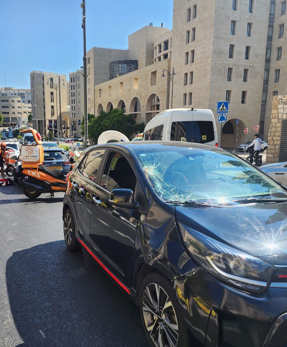 תאונה בירושלים: בת 50 נפצעה קשה מפגיעת רכב
