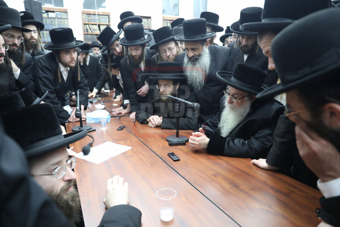 ניחום אבלים בחצה"ק קאסוב