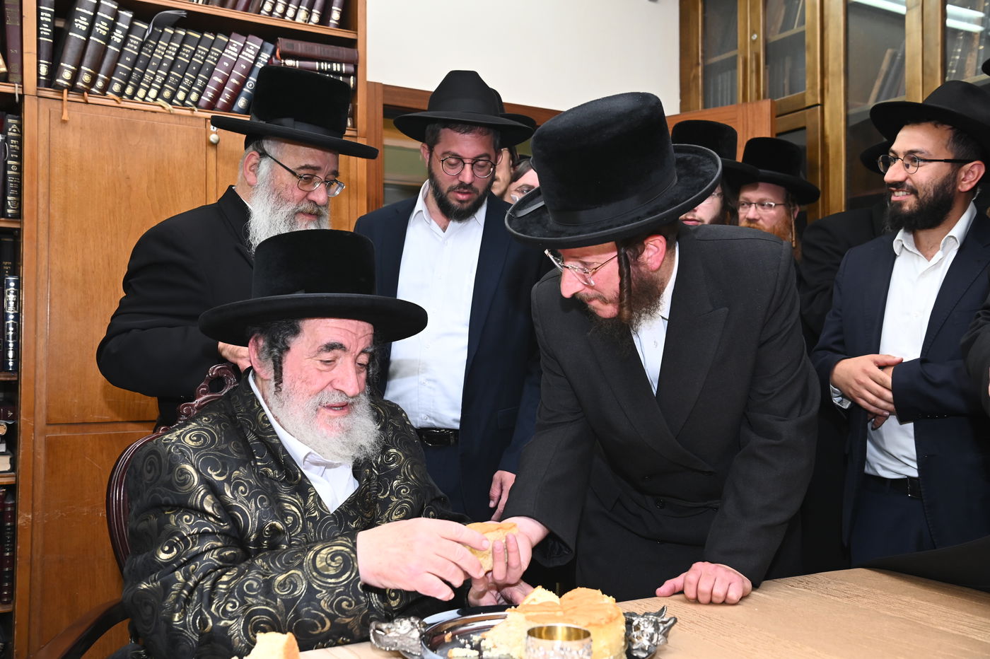 האדמו"ר מויז'ניץ בביקור אצל רב העיר ב"ב