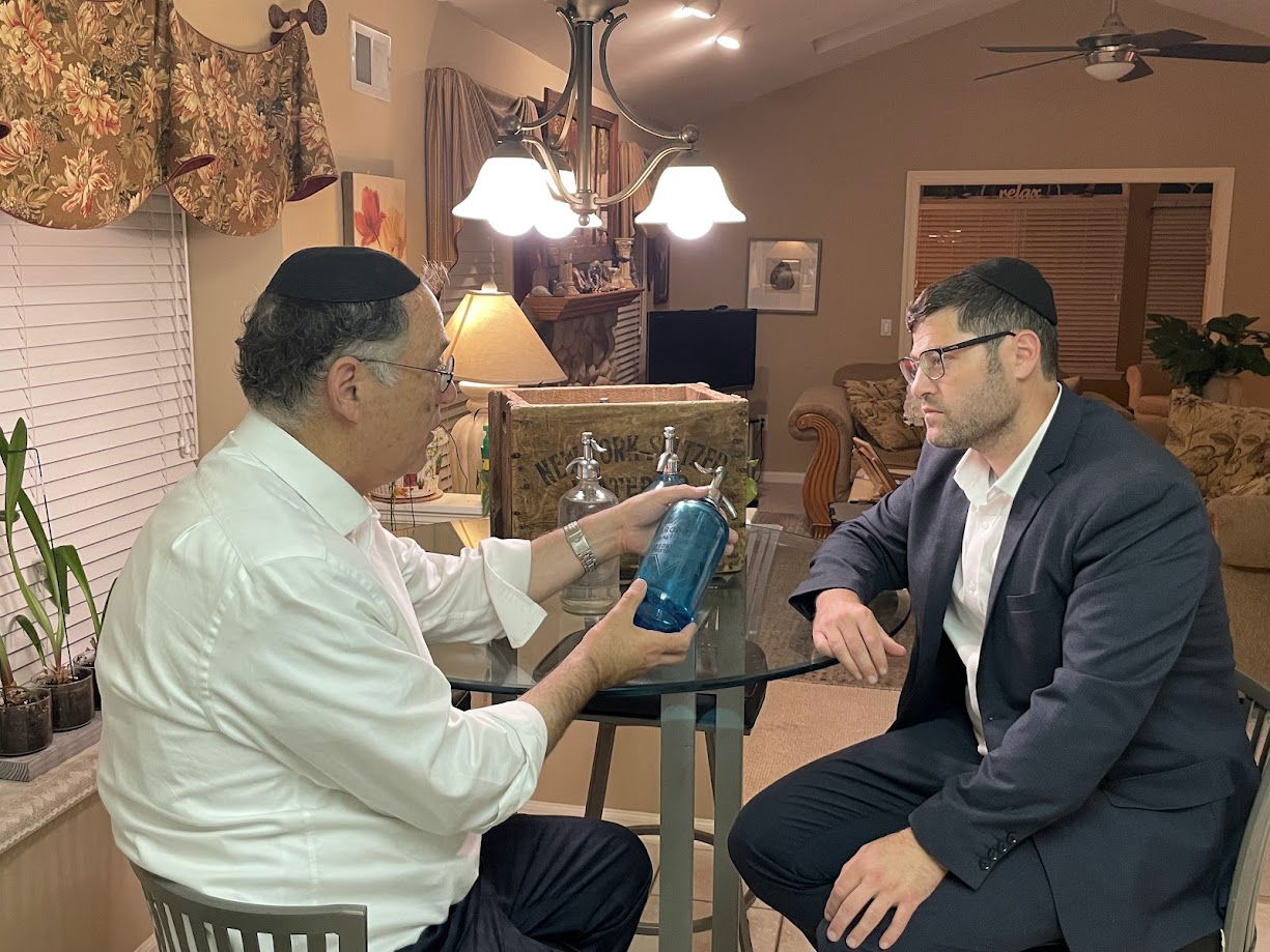 "אתן לישראל את כל התחמושת שלי" | אספן בקבוקי היודאיקה הגדול בעולם נחשף