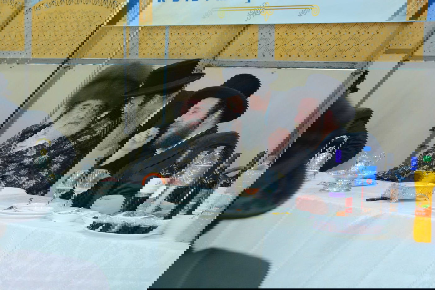 מסתודד עם מורו ורבו האדמו"ר מויז'ניץ באחד מאירועי החסידות