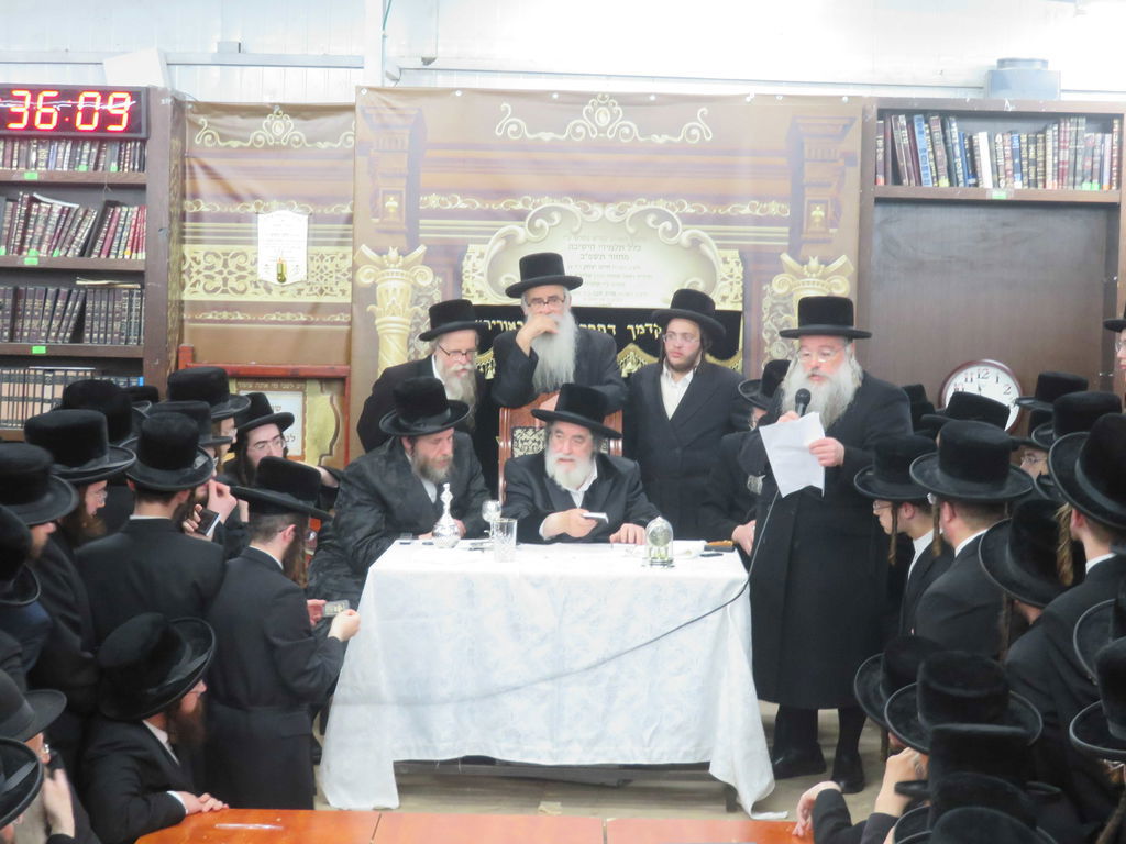 האדמו"ר מויז'ניץ בתפילת שחרית באלעד