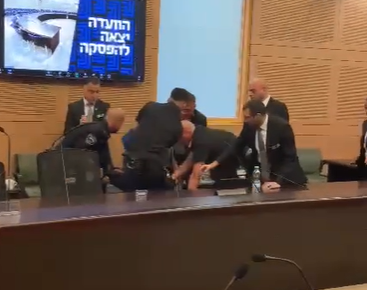 מהומה עצובה בכנסת: אח חטוף התפרץ לדברי אח חטוף אחר - והוצא בכוח מהאולם