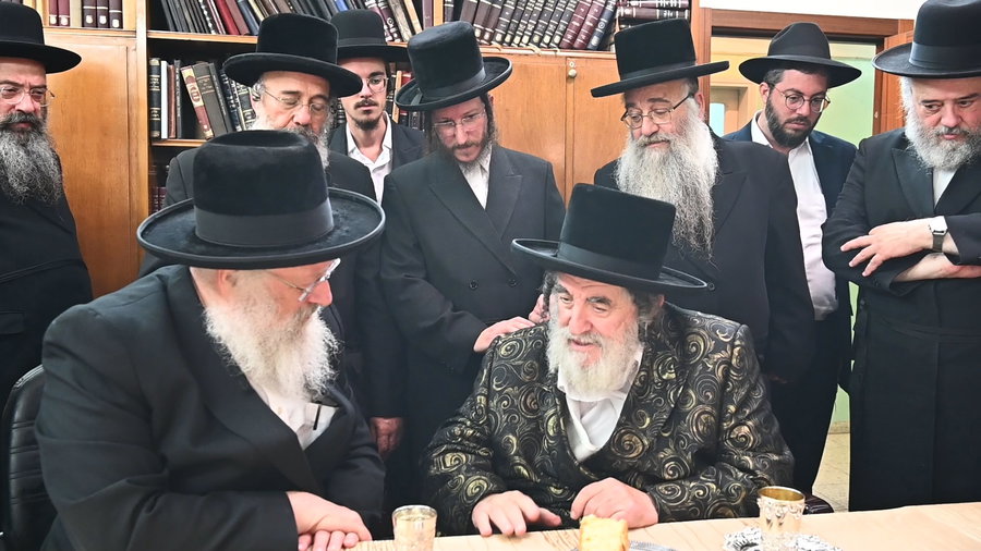 האדמו"ר מויז'ניץ בביקור אצל רב העיר ב"ב