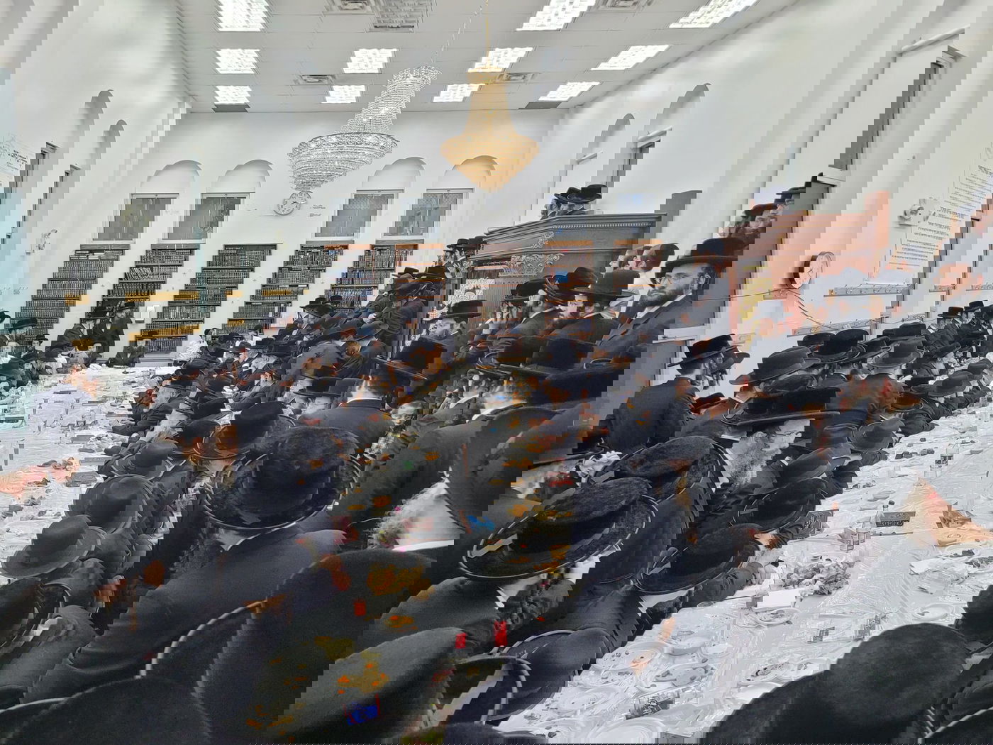 האדמו"ר מקאסוב בעריכת הטיש הראשון