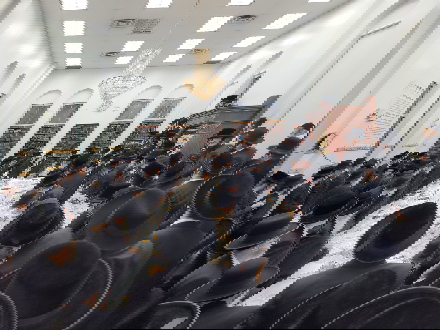 האדמו"ר מקאסוב בעריכת הטיש הראשון