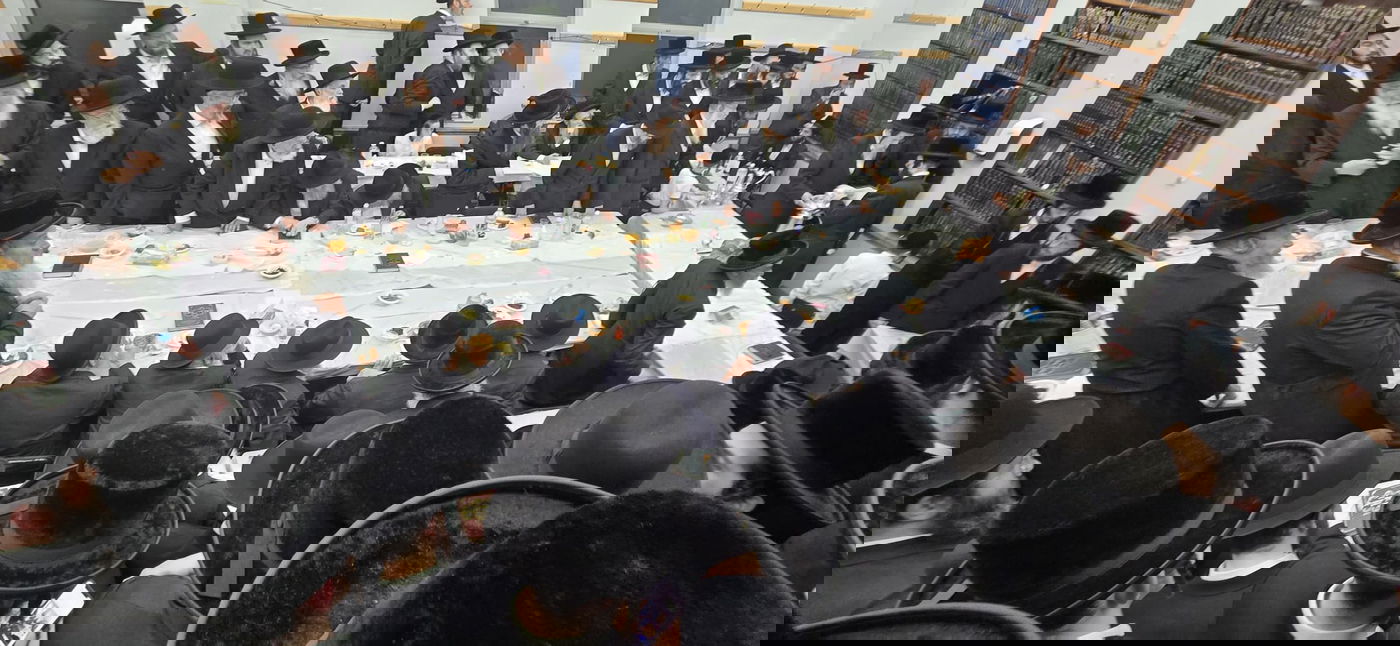 האדמו"ר מקאסוב בעריכת הטיש הראשון