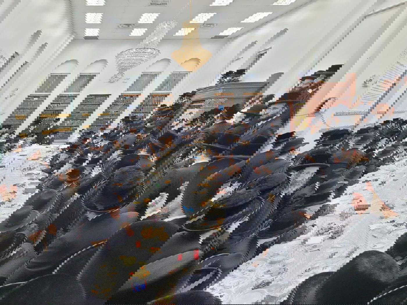 האדמו"ר מקאסוב בעריכת הטיש הראשון