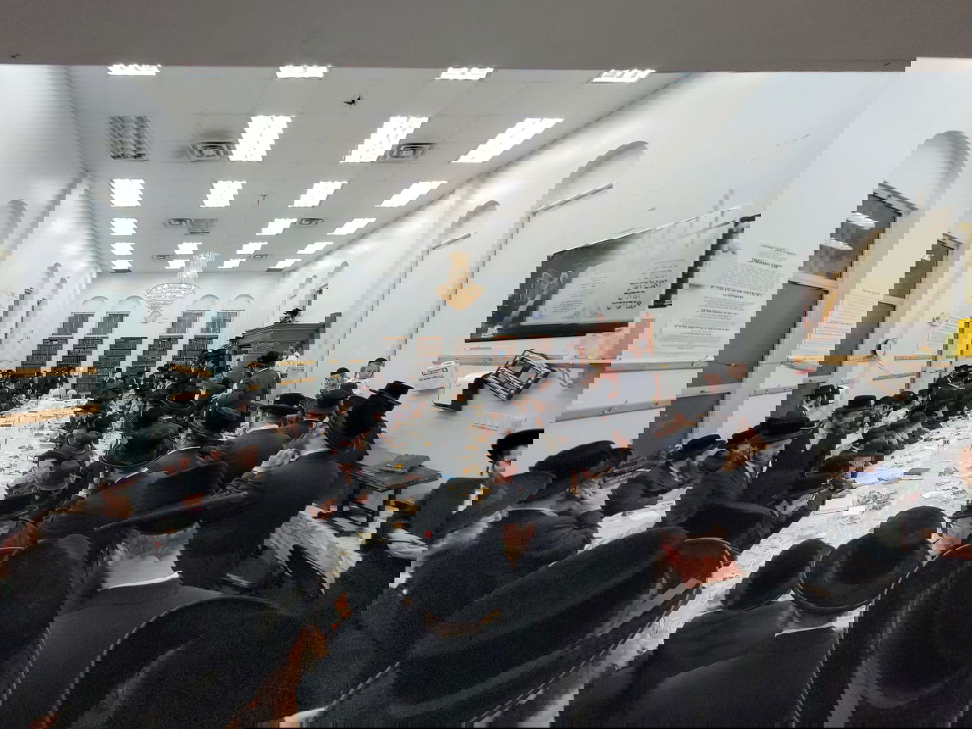 האדמו"ר מקאסוב בעריכת הטיש הראשון