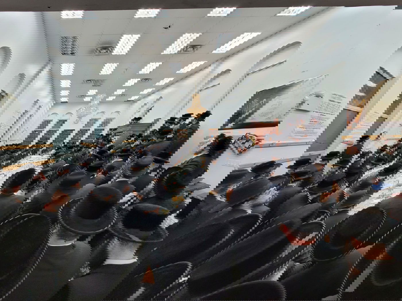 האדמו"ר מקאסוב בעריכת הטיש הראשון