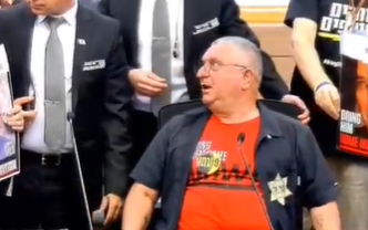 מהומה עצובה בכנסת: אח חטוף התפרץ לדברי אח חטוף אחר - והוצא בכוח מהאולם