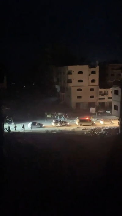 בשיירת רכבים ופיצוצים ברקע: משפחות עזתיות נמלטות מאזורי הקרבות | צפו