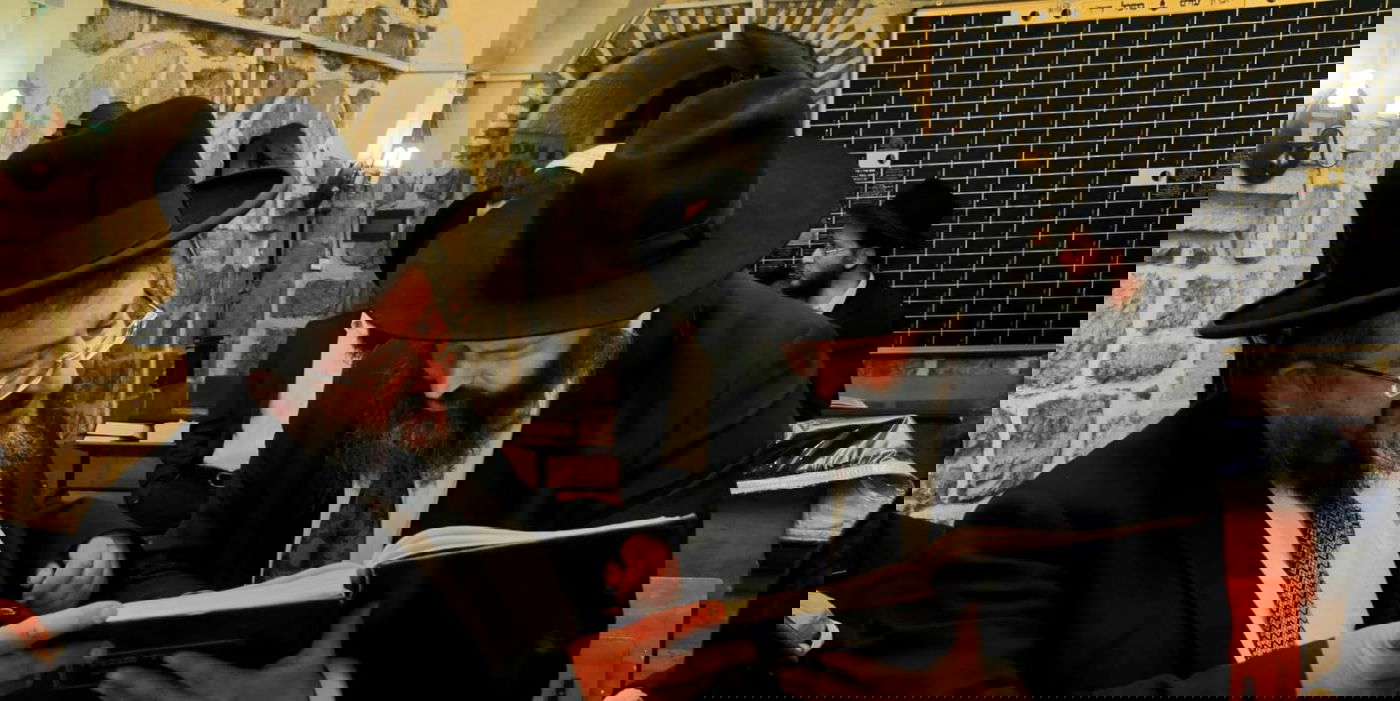 הגר"י דרעי עם הגר"י גולדשטיין בחדר השיעורים של ישיבת התפוצות