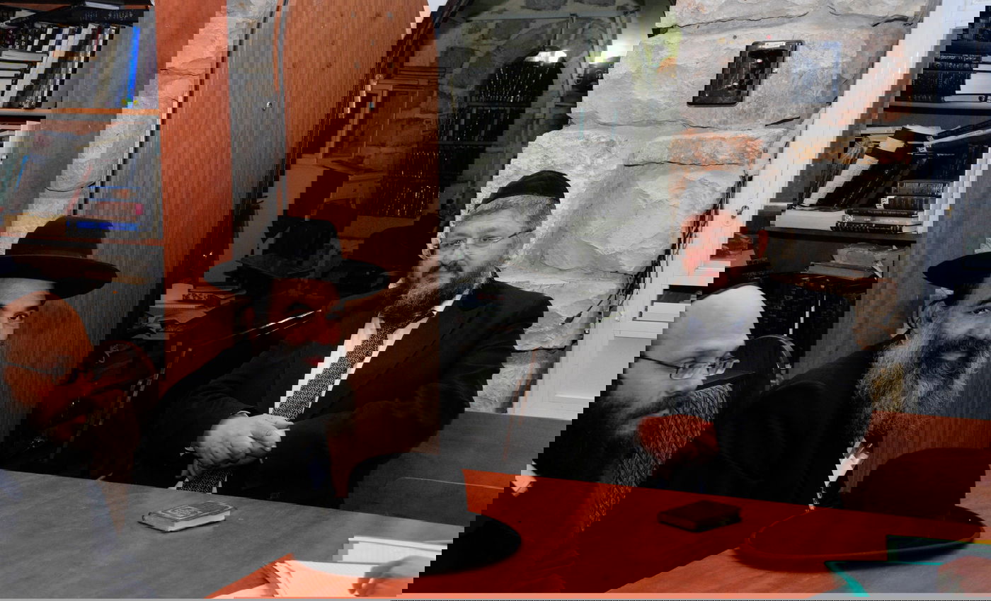 הרב יהודה דרעיו בחדר השיעורים בישיבת התפוצות