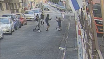 תיעוד הזוי: הלך לקנות חלב במכולת בתל אביב - ונערים התנפלו עליו