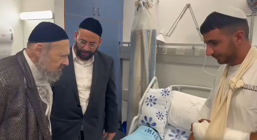 הגר"ד קוק מבקר את פצוע המלחמה שגיא עברי