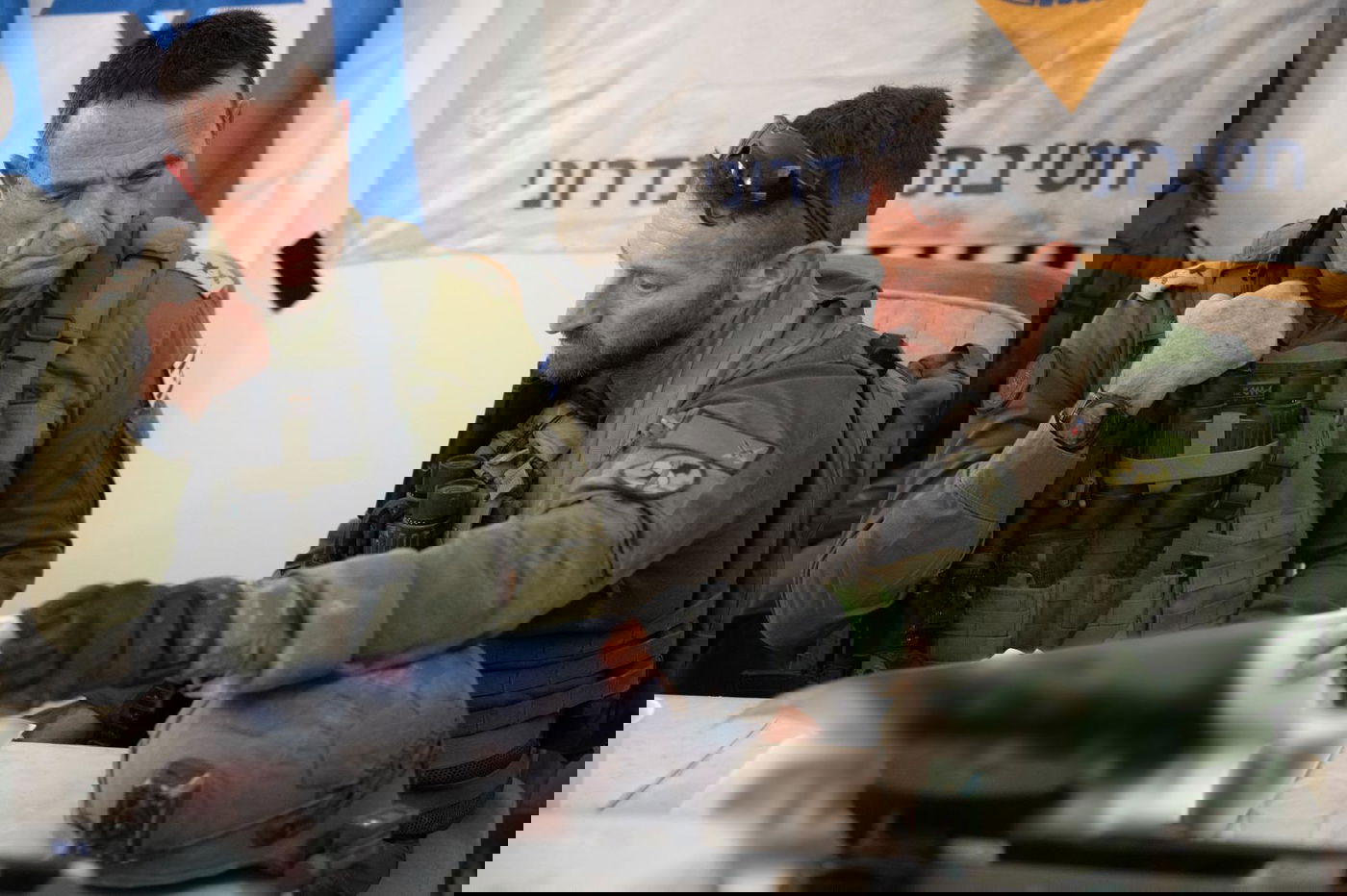 תא"ל חירם עם הרמטכ"ל בימי הלחימה