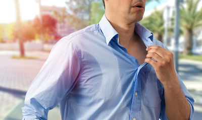 אדם מזיע בחום הלוהט