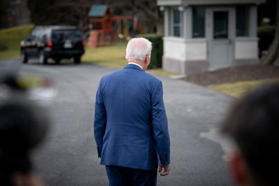 ביידן במדשאות הבית הלבן