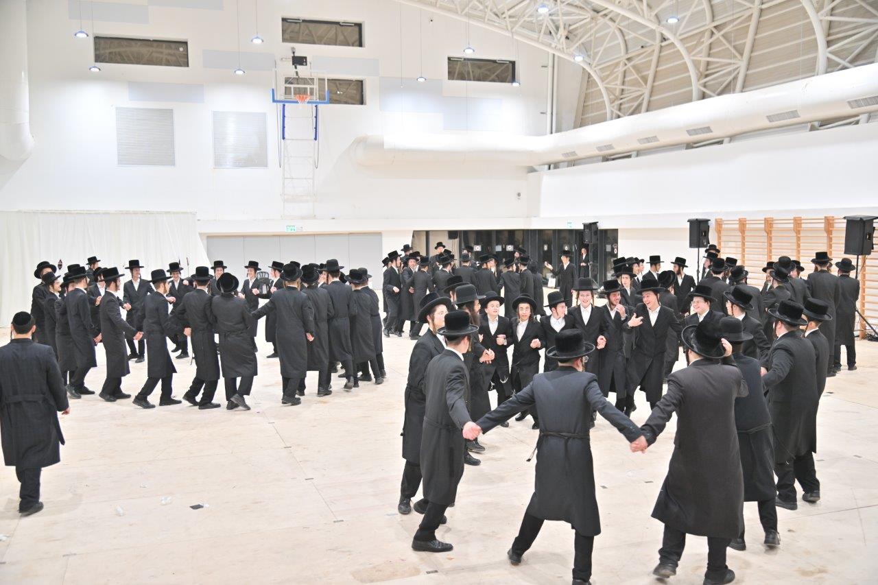 חלוקת פרסים בישיבת 'מכנובקא בעלזא'