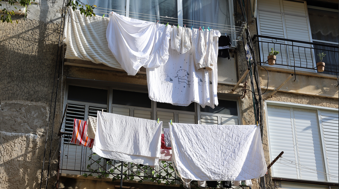 האם מותר לשכן להתקין חבלי כביסה מעל חבלי כביסה קיימים?