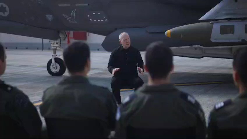 "הייתם פה בשביעי באוקטובר" | גלנט משוחח בבסיס נבטים עם הטייסים שחיסלו את דף ומח"ט רפיח