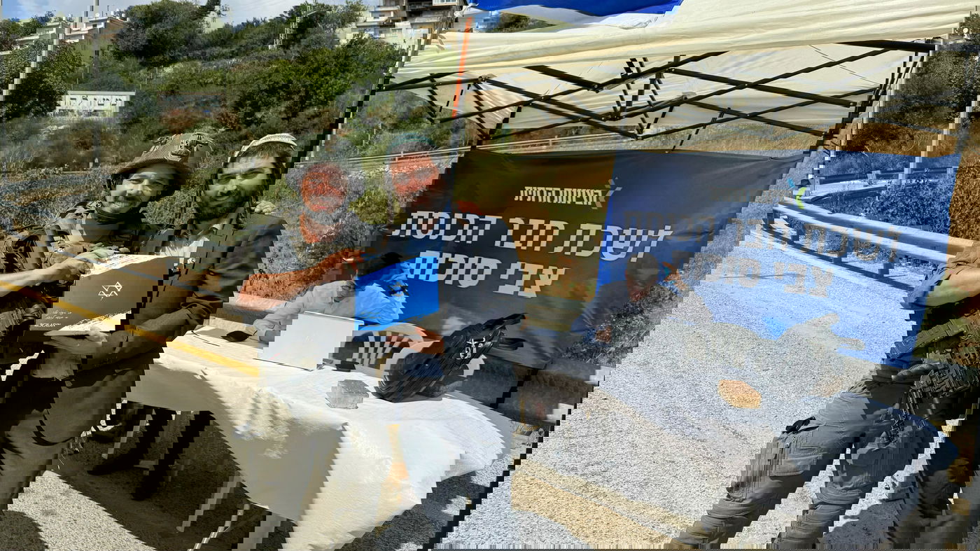 צבי סוכות בלשכתו הנודדת היום