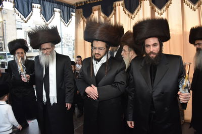 האדמו"ר הוביל את בנו לחופה, החסידים עלזו | תיעוד