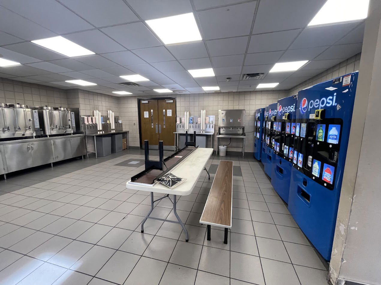 מטבחון להכנת קפה. בארץ היו כבר עושים מזה 3 יחידות דיור להשכרה