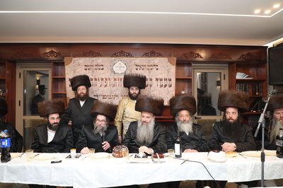 אדמור"י ירושלים קבעו מזוזות בישיבה החדשה שנפתחה