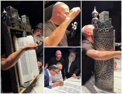 זיו שילון מרים את ספר התורה