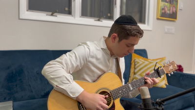 ארי אטינגר בביצוע מלהיב ללהיט החדש של עקיבא: "ללמוד לעוף"