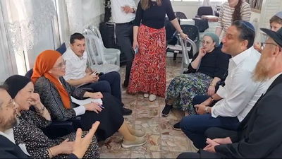 חיים ישראל שר לאבלים: "לך אלי תשוקתי" • צפו