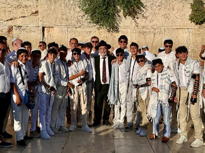 "חמישים נערים מקהילת 'אנוסי משהד' חגגו בר מצווה בכותל" | תיעוד