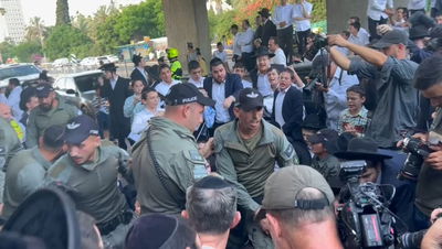 הרצ"פניקים מתעמתים עם שוטרים וחוסמים את גהה: "נמות ולא נתגייס"