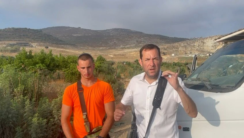 אורי הירשפלד לצד ראש המועצה על הפיגוע