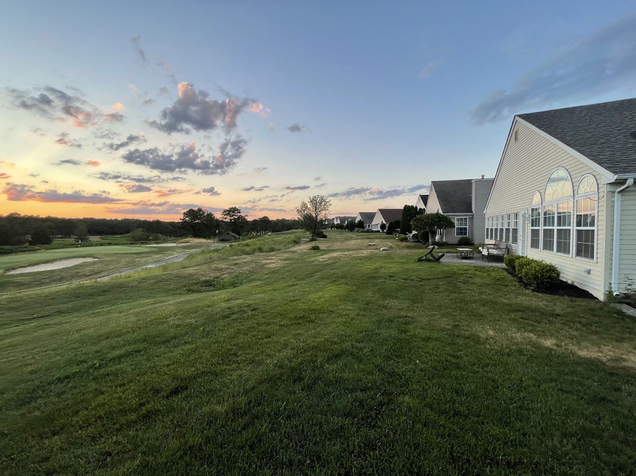 חצר הבית של אחד הדודים שלי. בית כזה עולה מיליון וחצי שקל