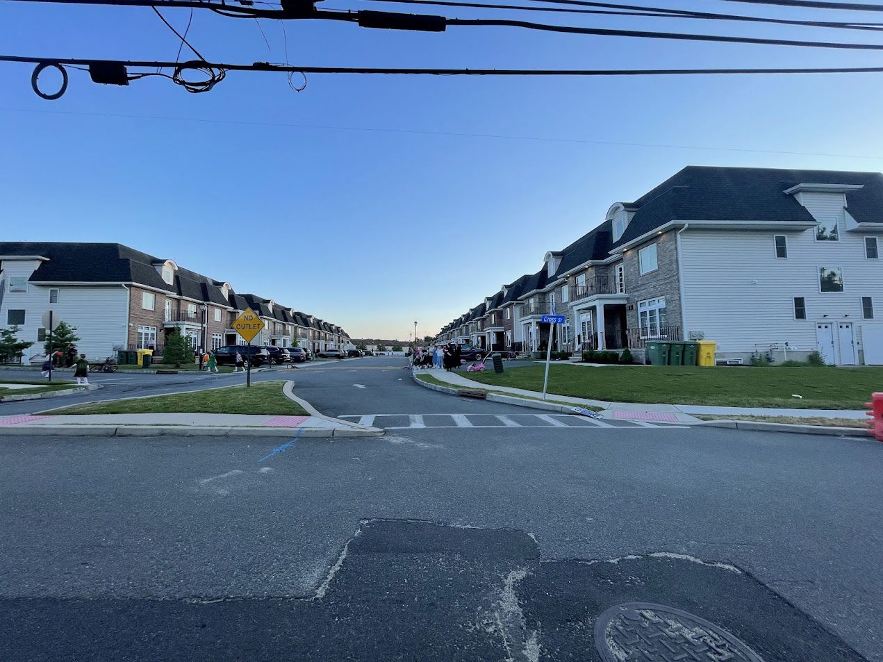 שכונה חסידית. הנשים לא נוהגות, יש להן דרייברים ומכולות שנפתחות באזור הבית