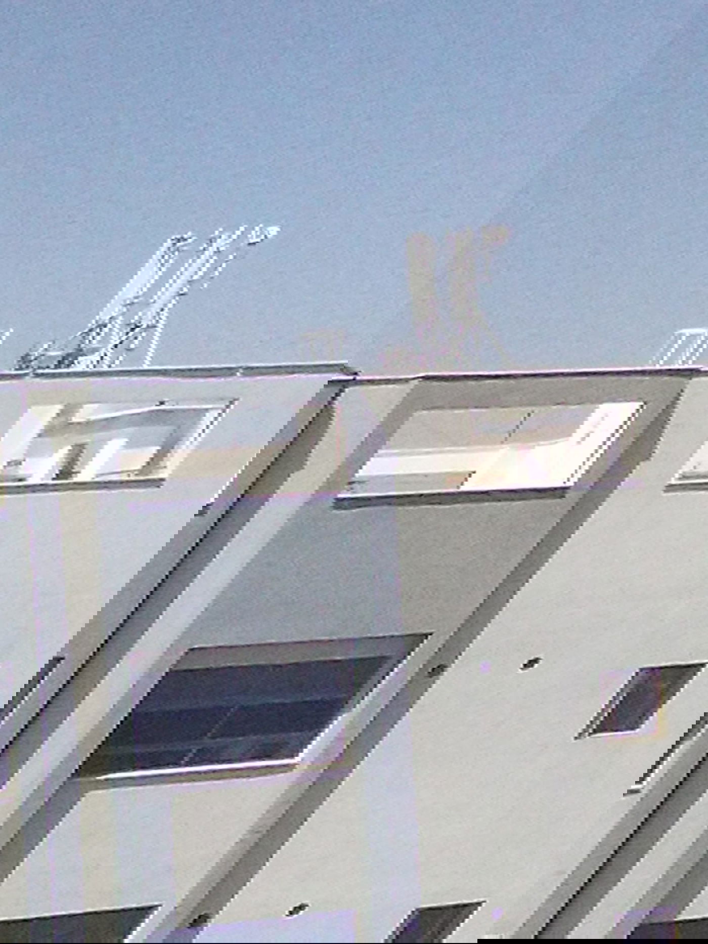 האנטנות שהוצבו על גג ישיבת בעלזא ברחוב נורוק בשכונת קרית הרצוג - בני ברק