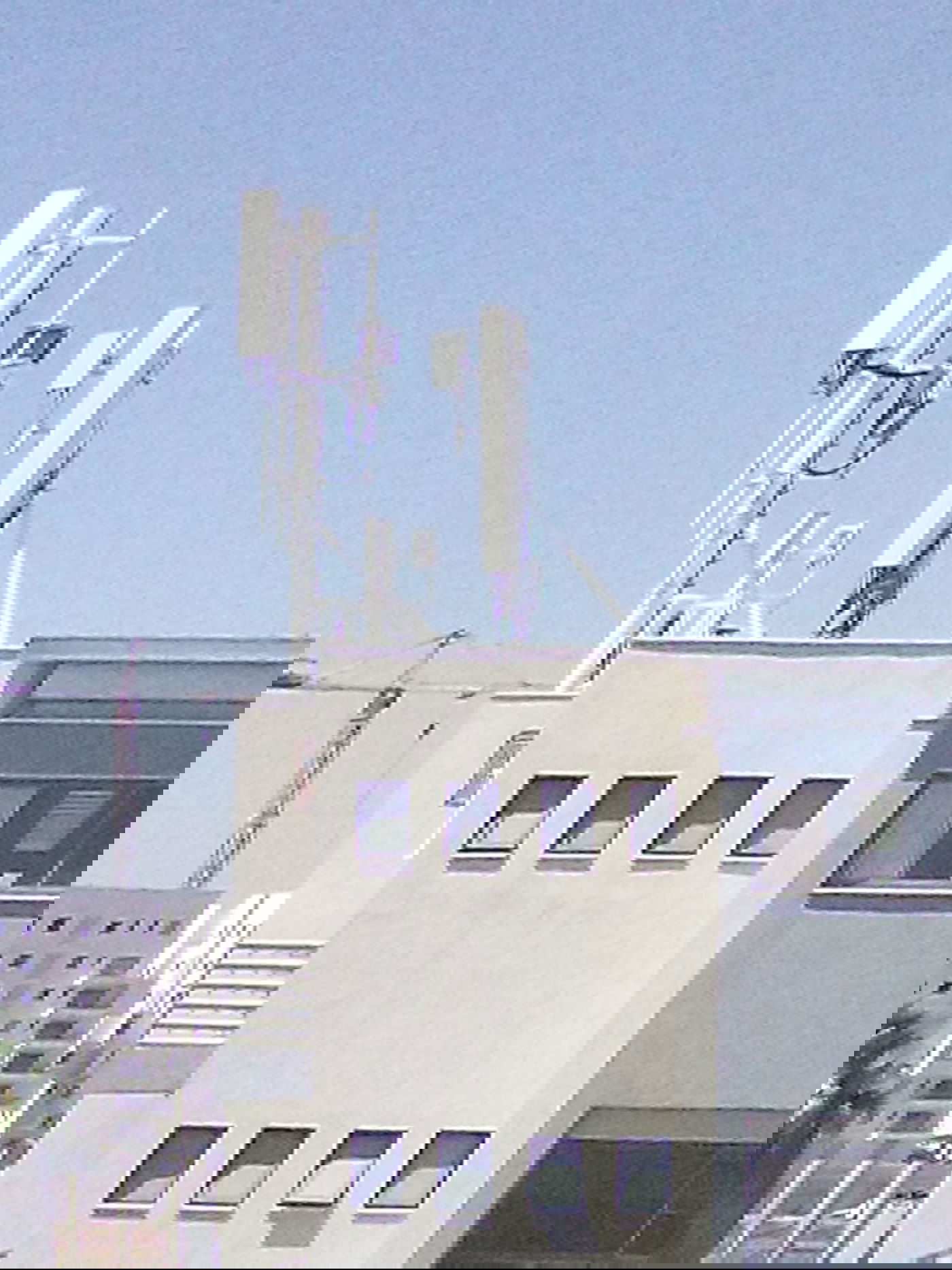 האנטנות שהוצבו על גג ישיבת בעלזא ברחוב נורוק בשכונת קרית הרצוג - בני ברק