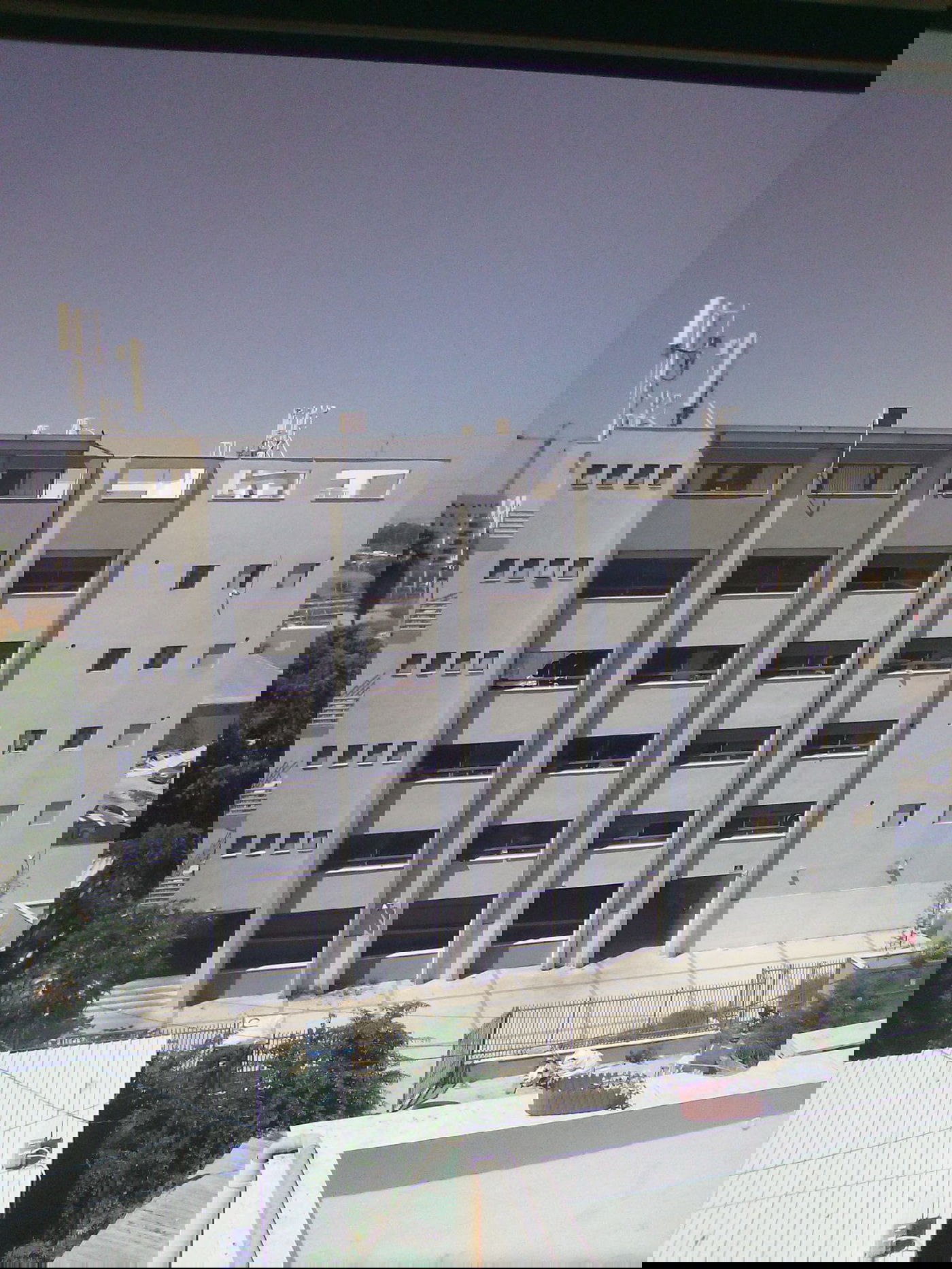 האנטנות שהוצבו על גג ישיבת בעלזא ברחוב נורוק בשכונת קרית הרצוג - בני ברק